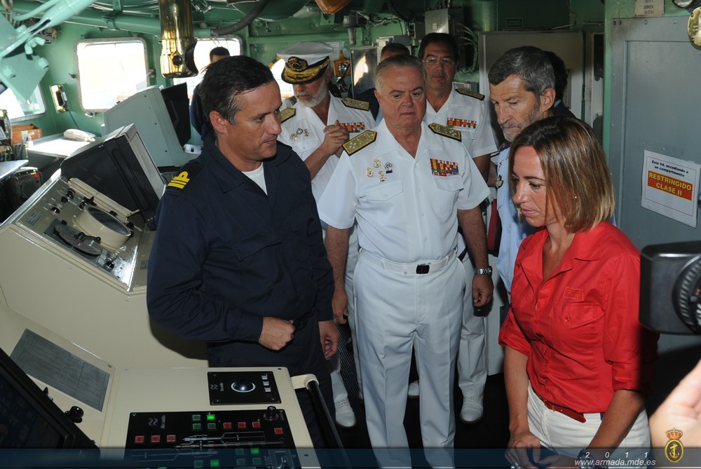 El comandante del patrullero 'Infanta Cristina' muestra a las autoridades el puente de mando del buque